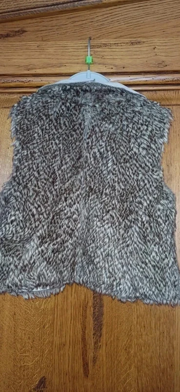 Fake fur sleeveless jacket size 4 years – photo 8